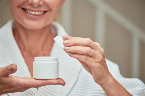Ältere Frau träg Pflegecreme auf