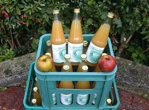 Äpfel, Wein und Apfelsaft für die Füllung