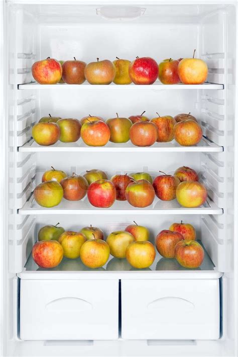 Äpfel auf Holzstäbchen im Kühlschrank