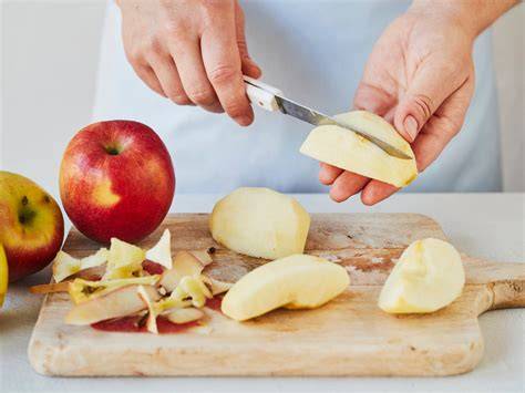 Äpfel fächerförmig einschneiden und anordnen