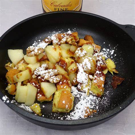 Äpfel karamellisieren in der Pfanne