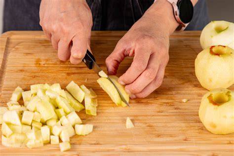 Äpfel schneiden und kochen