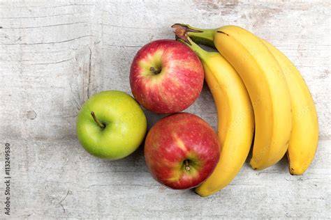 Äpfel und Bananen auf Schneidebrett