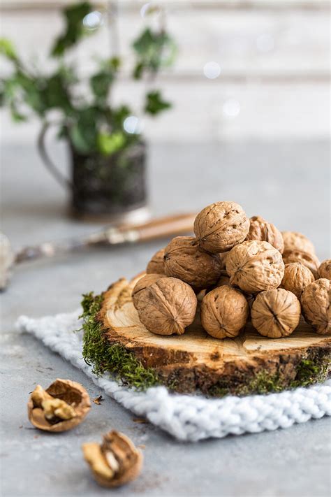 Äpfel und gehackte Walnüsse auf einem Holzbrett