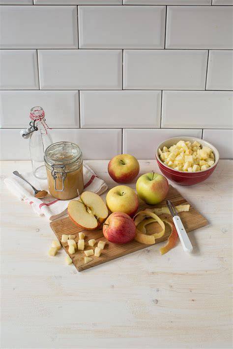 Äpfel vorbereiten: geschälte und gewürfelte Äpfel in Schüssel