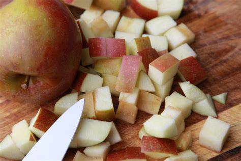 Äpfel vorbereiten: halbieren, würfeln und in Scheiben schneiden