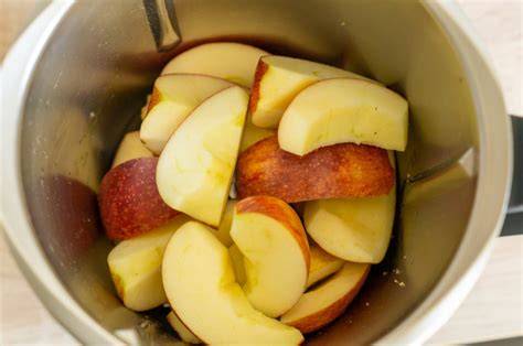 Äpfel werden im Thermomix geschnitten