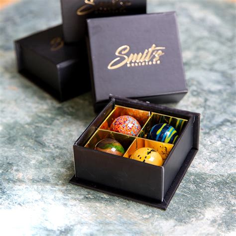 Übergabe einer Schachtel Pralinen als Geschenk