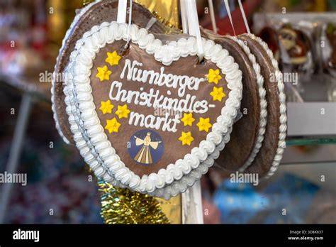 Übergabe eines Lebkuchenherzens mit Umhängeband auf dem Volksfest