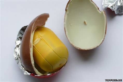 Überraschungsei geöffnet mit Plastik-Kapsel und Spielzeug