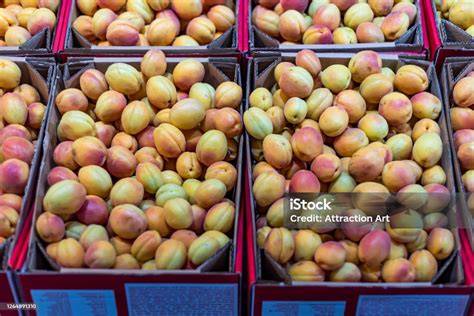 Überreife Aprikosen auf dem Markt