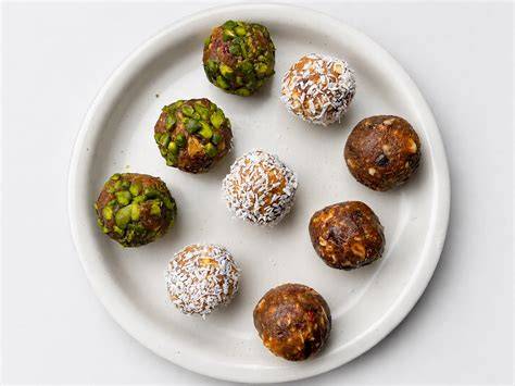 Übersicht Energy Balls: Verschiedene Varianten im Querschnitt
