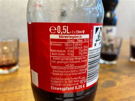 Übersicht der Inhaltsstoffe von Pepsi Cherry auf einer Flasche