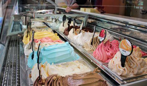 Übersicht italienischer Eismaschinen in einer Eisdiele