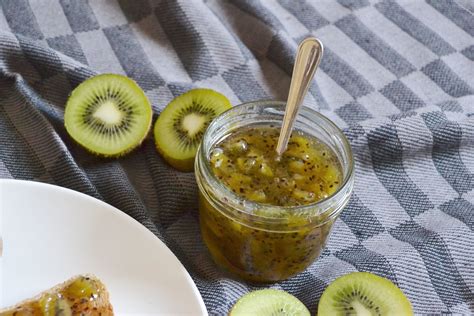 Übersichtliche Zutaten für Kiwi Marmelade: Kiwis, Gelierzucker, Vanille, Zitrone, Orangensaft