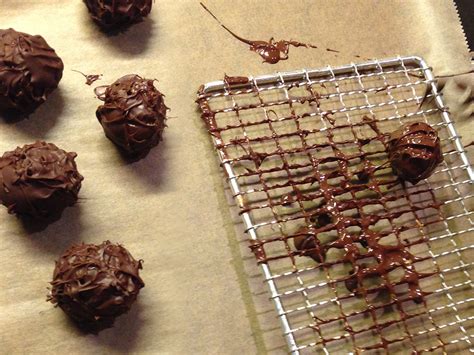 Überzogene Pralinen auf Pralinengitter