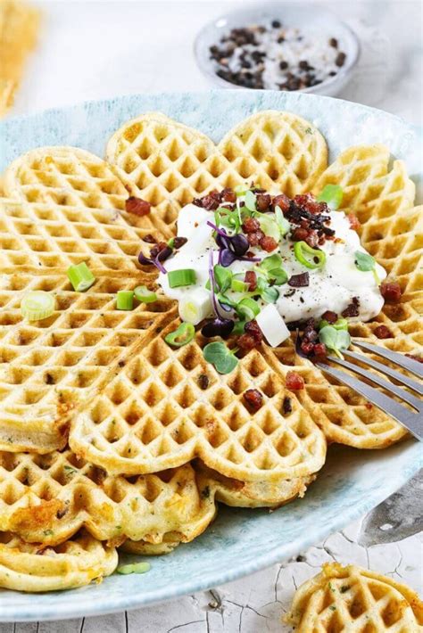 Üppig belegte herzhafte Waffel mit Salatgarnitur und Pfannenschnitzel