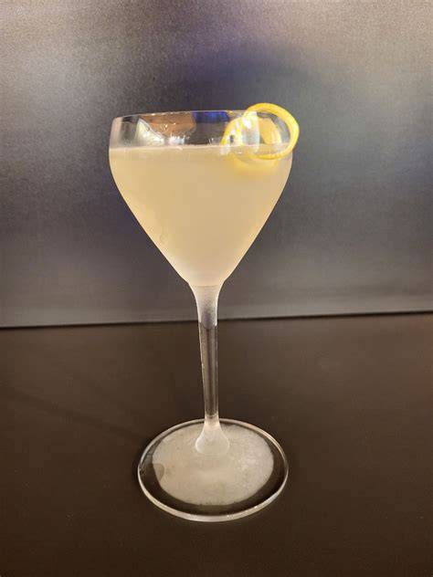 20th Century Cocktail im Cocktailglas mit Muskatnuss-Garnitur