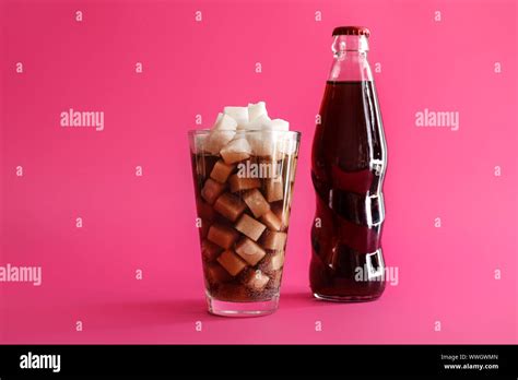 25 Zuckerwürfel in einer Flasche Cola (Foto/Infografik)