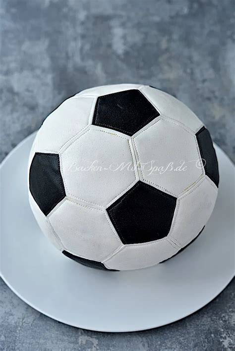 3D Fußballtorte mit Fondant‑Sechsecken und Fünfecken