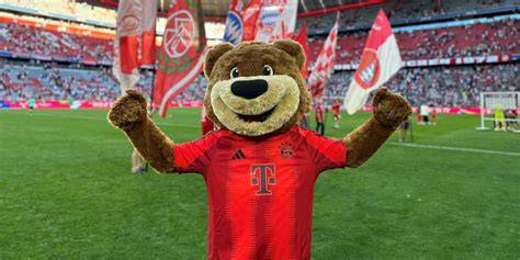 3D-Fußballkugel-Torte mit Berni und FC Bayern Logo - Aufbau und Stützen