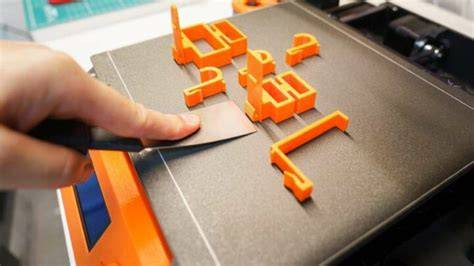 3D-gedruckte Schokoladenfiguren auf einem Präsentationstisch