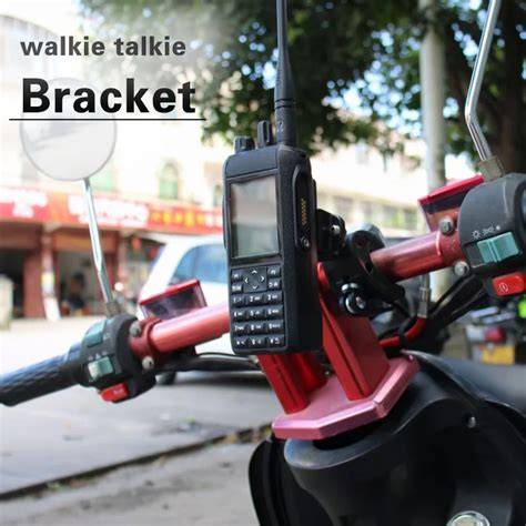 80er-Accessoires: Muscle Bike, Walkie-Talkie, Eggo-Packung