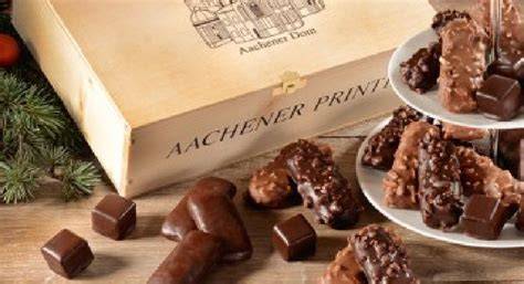 Aachener Printen und Nürnberger Lebkuchen auf einem Teller