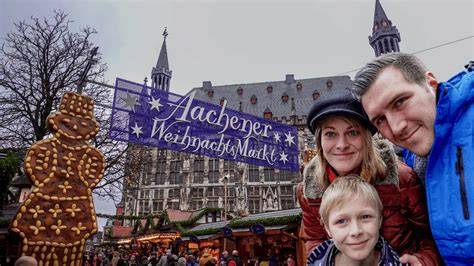 Aachener Weihnachtsmarkt mit Printenständen und Printenmann-Skulptur