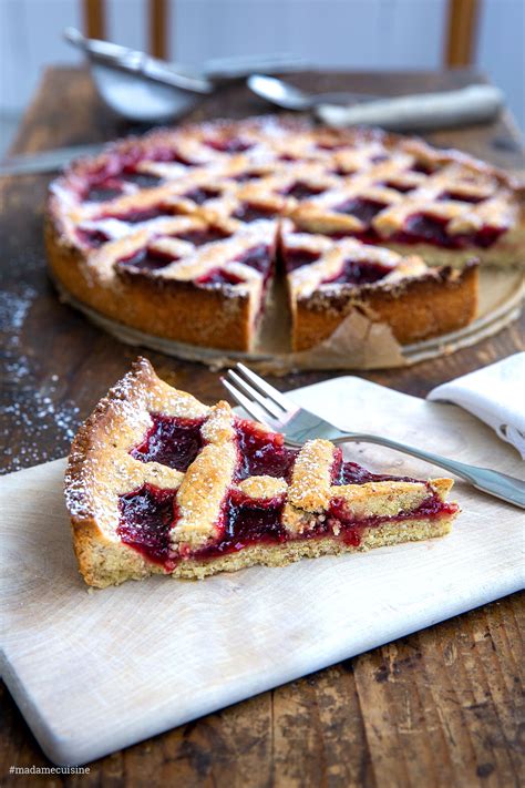 Abbildung: Aufbau einer Linzer Torte - Boden, Gitter, Füllung