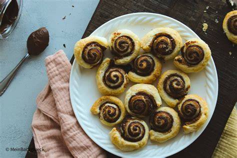 Abbildung: Blätterteig Schnecken mit Schokoladenfüllung und Haselnüssen