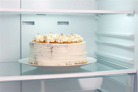 Abgedeckte Torte im Kühlschrank - Schutz vor Gerüchen und Austrocknen