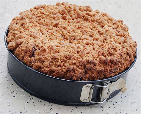 Abgedeckter Schoko Streuselkuchen zur Aufbewahrung