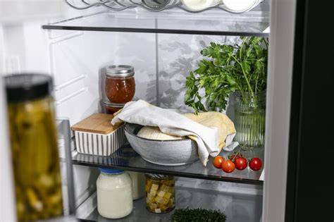 Abgedeckter Tränchenkuchen im Kühlschrank