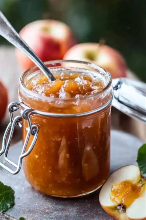 Abgefüllte Apfelmarmelade in Gläsern
