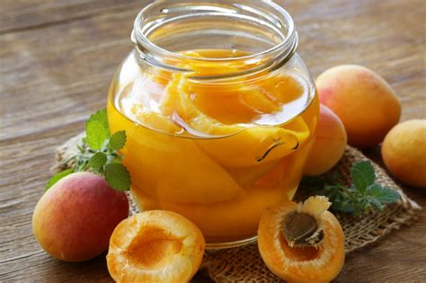 Abgefüllte Gläser Pfirsichmus und Einfriermöglichkeiten