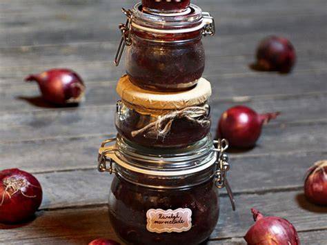 Abgefüllte Gläser rote Zwiebelmarmelade