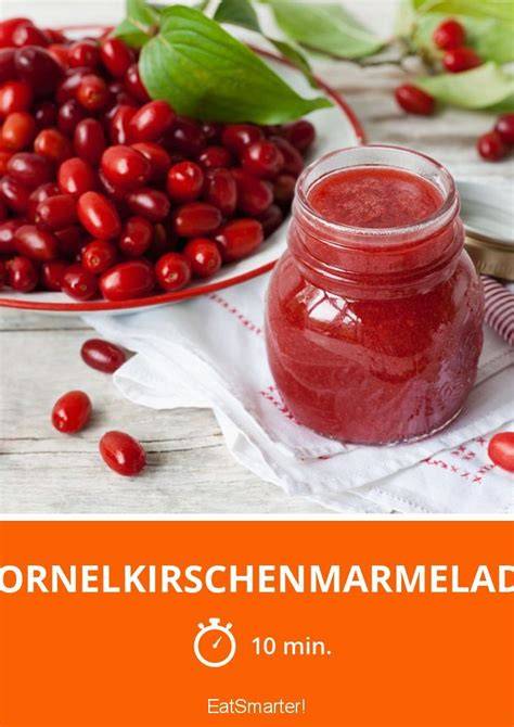Abgefüllte Kornelkirschenmarmelade in Gläsern