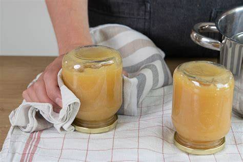 Abgefüllte Marmeladengläser auf dem Kopf stehend
