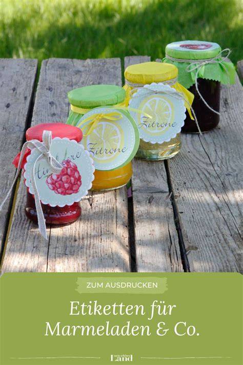 Abgefüllte Marmeladengläser mit Etiketten