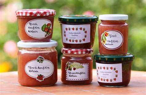 Abgefüllte Marmeladengläser mit Etiketten und bunten Früchten