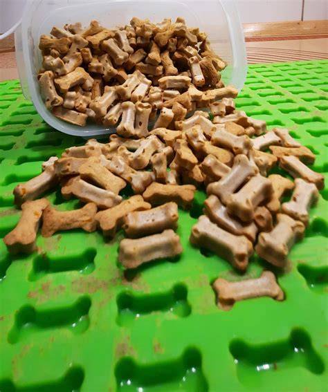 Abgekühlte Hundekekse in einem Baumwollnetzbeutel