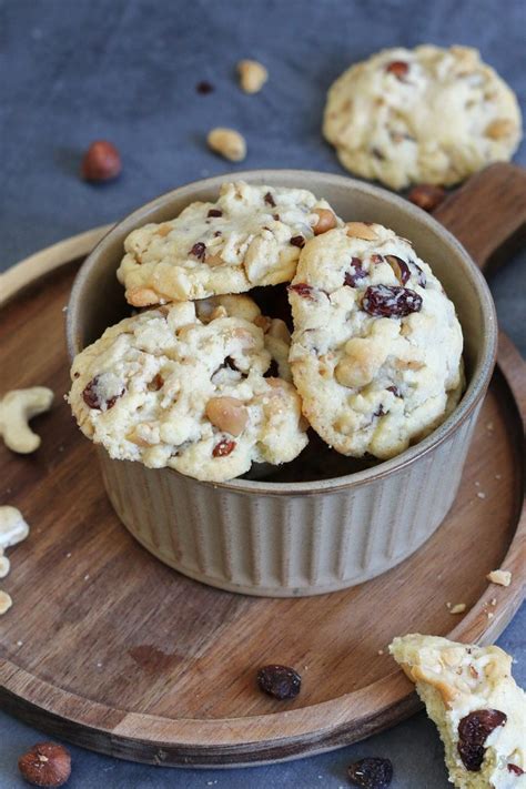 Abgekühlte Studentenfutter-Cookies auf Kuchengitter