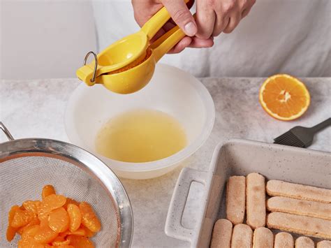Abgetropfte Mandarinen in Sieb