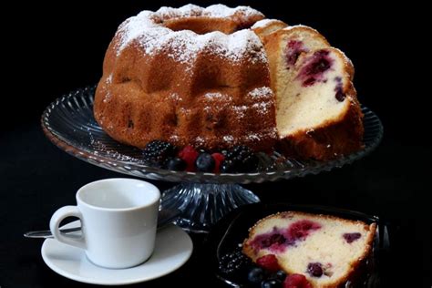 Abgewandelter Gugelhupf mit Beeren und Nüssen