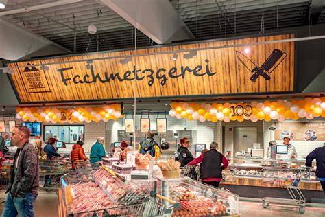 Abholungstheke in einer GLOBUS Markthalle mit Vorbestellten Torten
