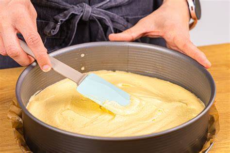 Abkühlgitter und vorbereitete Torte für Glasur