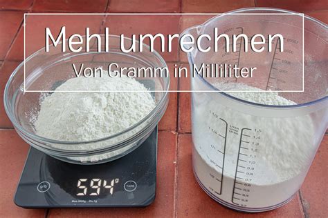 Abmessen von Mehl mit Messschaufel auf Waage