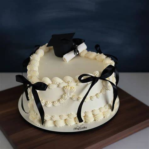 Abschlussfeier mit Torte und Doktorhut-Dekoration