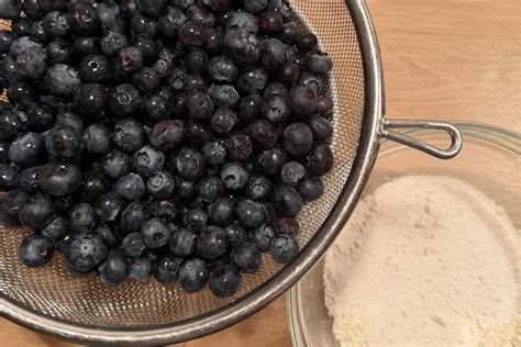 Abtropfen von Heidelbeeren in einem Mulltuch